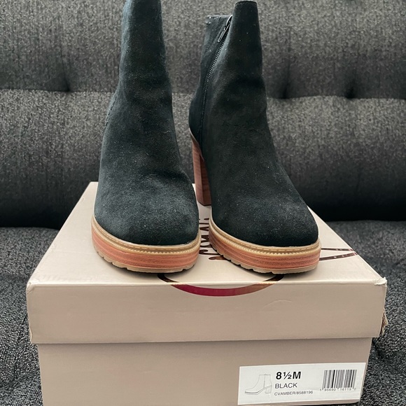 Never Worn Crown Vintage Suede Ankle Boot Size 8.5 - Picture 3 of 5